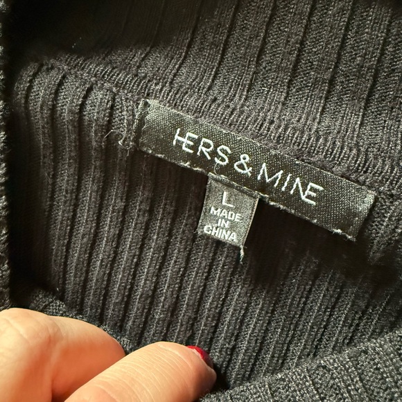 Black Ribbed Crop Top - Picture 3 of 3